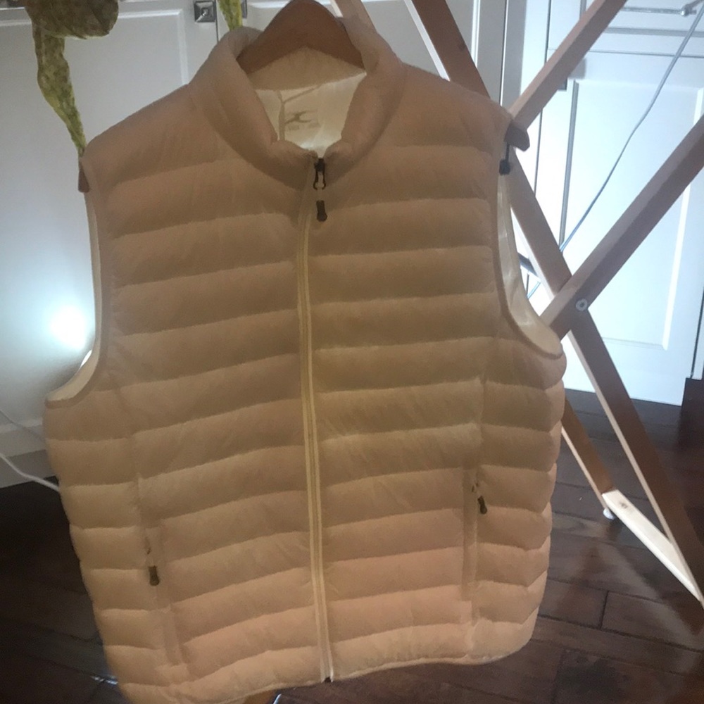 White puffer vest. Zipper front